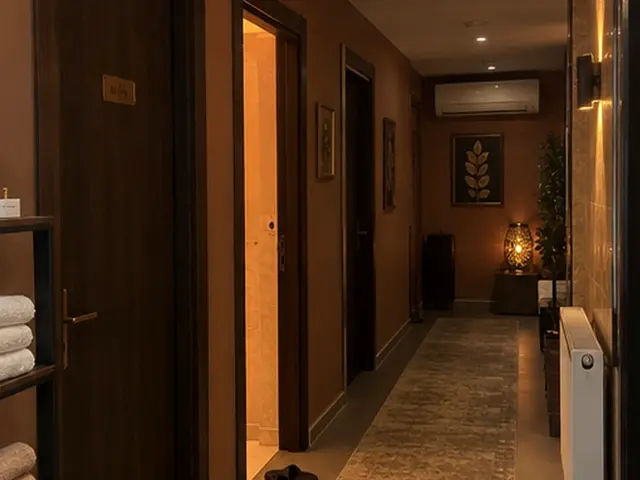 Havlu rafı ve terlikleriyle salon koridoru — Büyükdere, Masaj Salonun